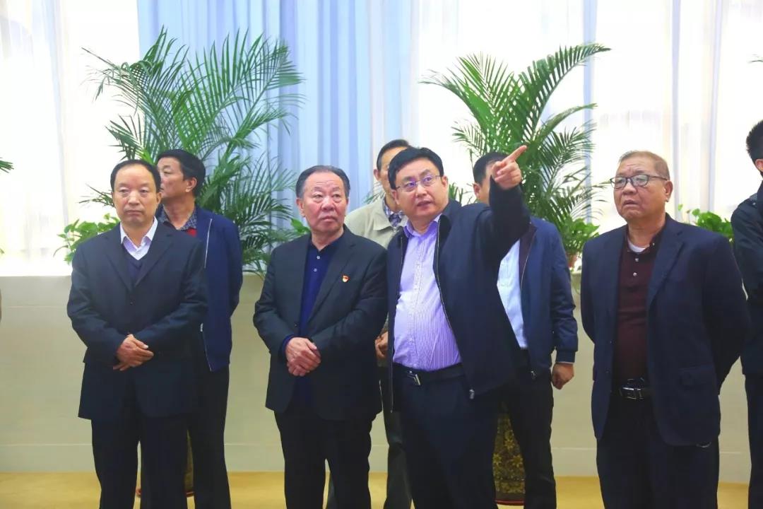 市委常委、常务副市长麻增礼带领退休老干部莅临我集团进行观摩